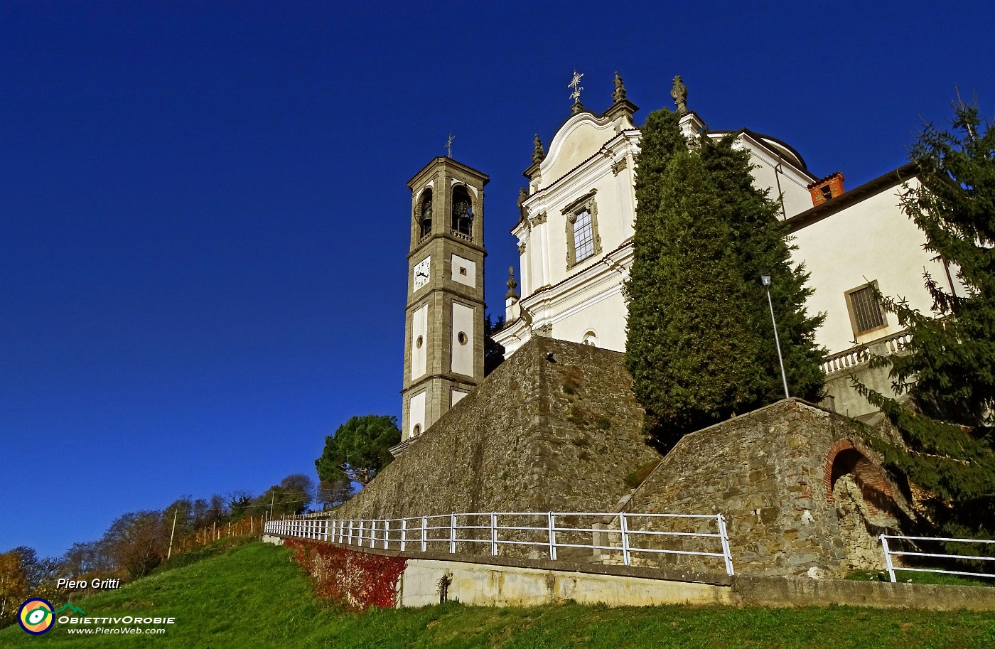 18 La panoramica Chiesa parr. di San Michele.JPG -                                